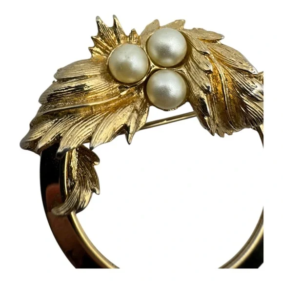 Sarah Coventry Gold Tone‎ Pearl Leaf Wreath Brooch Pin 1” Vintage - Picture 3 of 7